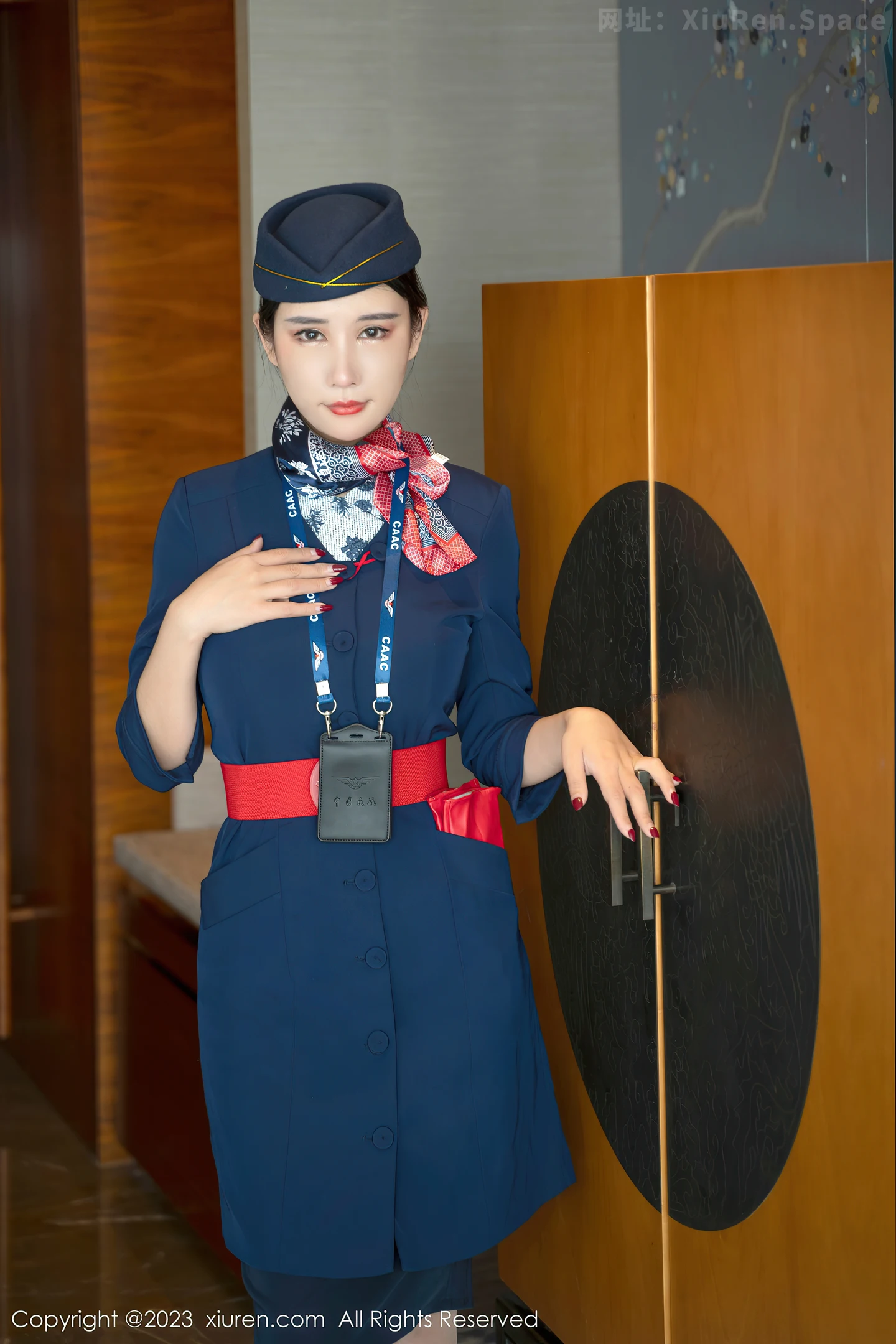 图片[2]-[XiuRen秀人网]2023.03.21 VOL.6445 夏沫沫tifa 性感空姐制服与黑色蕾丝内衣加肉丝美腿私房写真集-秀人网官方网站